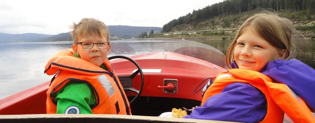 Bereitliegende Schwimmwesten für Kinder und Nichtschwimmer am Bootssteg der Bootsvermietung