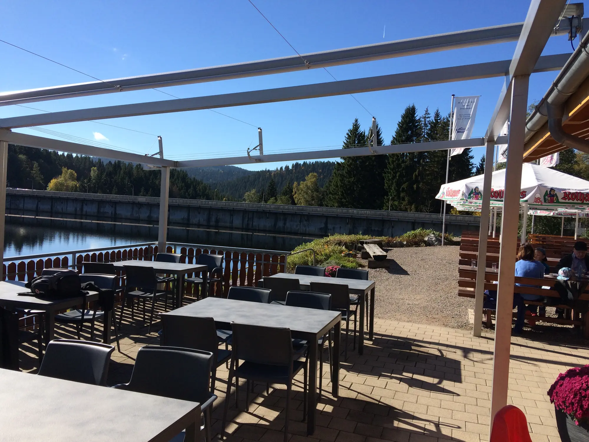 Sonnige Terrasse an der Staumauer mit Blick über den Schluchsee und die Boote am Steg