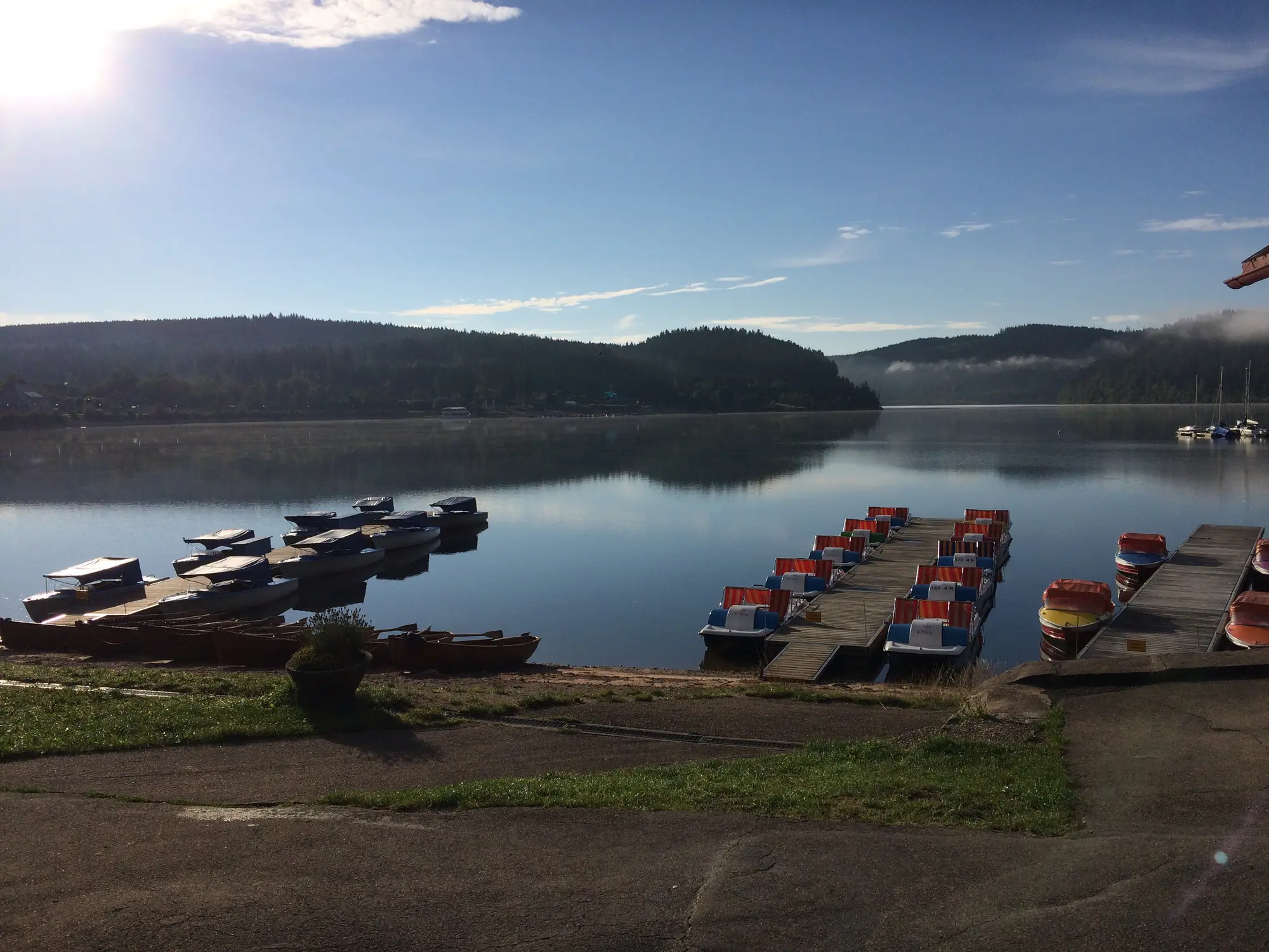Stiller Morgen am Schluchsee mit aufgereihten Booten am Steg und Nebel über dem Wasser
