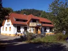 Detailreiche Modellbahnanlage im Modellbahnzentrum Blasiwald mit Lok und Landschaft